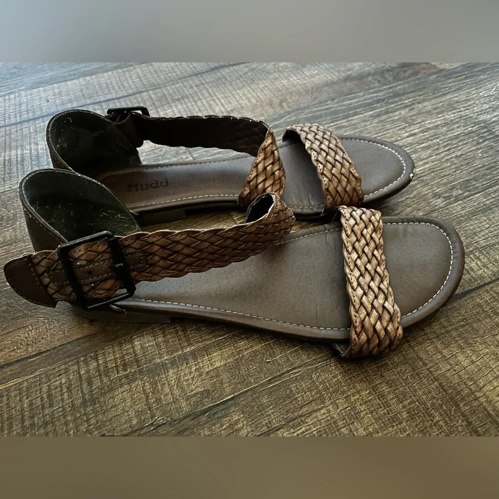 Mudd brown woven women’s sandals. size 8.5